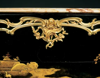 Commode (laque japonaise montée en bronze doré)