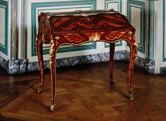 Secrétaire Louis XV estampillé des lettres B.V.R.B