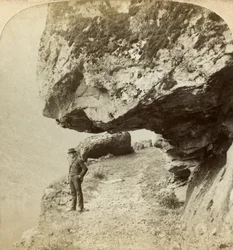 Homme sur une falaise surplombant Naeroyfjord, Sogne, Norvège