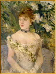 Jeune femme en robe de bal