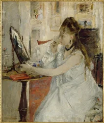 Jeune femme se poudrant
