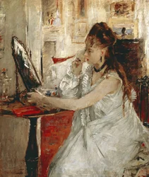 Jeune femme se poudrant le visage