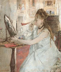 Jeune femme se poudrant le visage