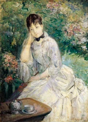 Jeune femme assise sur un canapé