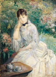 Jeune femme assise sur un canapé