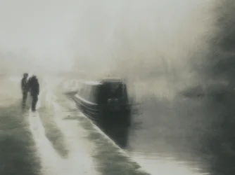 Promenade le long du canal brumeux