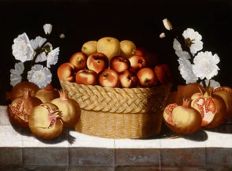 Pommes dans un panier en osier, grenades et roses trémières sur un rebord drapé