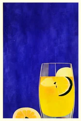 Boisson au citron sur fond bleu