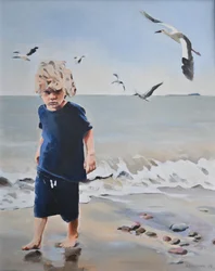 Un garçon sur la plage et des mouettes