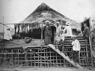 Fakirs hindous et une habitation indigène, 1902