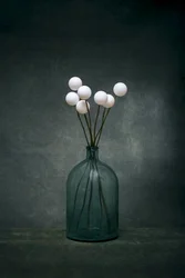 Nature morte sereine avec bouteille verte