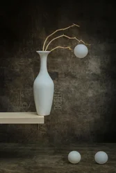 Vase blanc et ornements