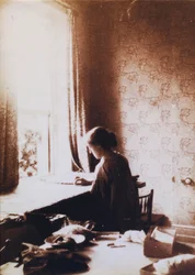 May Morris au travail, début des années 1890