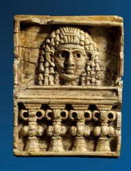 Plaque représentant une femme à une fenêtre
