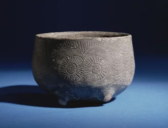 Bol, avec décoration incisée représentant des cerfs, de Los Millares, Espagne, Âge du cuivre, vers 2000 av. J.-C.
