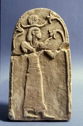 Stèle représentant une divinité adorant l