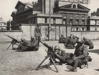 Manœuvres de défense anti-aérienne à Rome pendant la Seconde Guerre mondiale