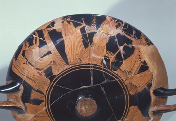 Coupe à figures rouges attique représentant le retour de Paris à Priam entouré de Cassandre, Polyxène, Hécube et Aphrodite, de Vulci, vers 495 av. J.-C. (détail)