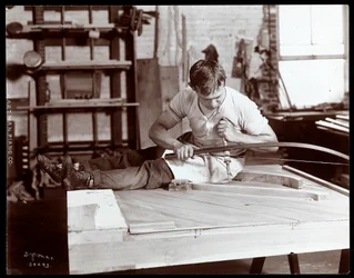 Un homme travaillant dans l