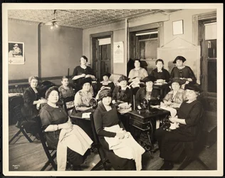 Cercle de couture de femmes au 115 East 101st Street, East Harlem, New York, 1920
