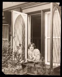 Anne Murdock chez elle, vers 1915