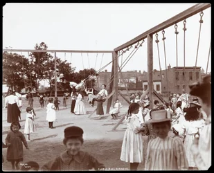 Enfants se balançant au gymnase et terrain de jeu de Hudson Bank, 53ème rue et 11ème avenue, New York, 1898