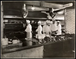 Cuisiniers au gril dans la cuisine de l
