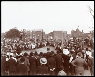 Foule regardant un sauteur à la perche au gymnase et terrain de jeu de Hudson Bank, 53e rue et 11e avenue, New York, 1898