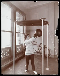 Edna Wallace Hopper frappant un sac de frappe au gymnase de Jack Cooper, Broadway et 37th Street, New York, 1899