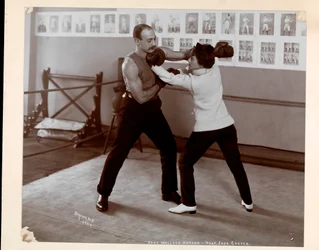Edna Wallace Hopper posée dans un ring de boxe avec Jack Cooper à son gymnase à Broadway et 37th Street, New York, 1899