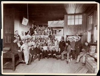Portrait de groupe des employés masculins, probablement avec M. Maillard, chez Maillard