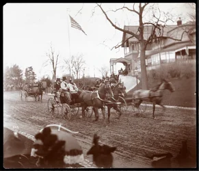 Voitures à cheval sur Riverside Drive devant le Claremont Inn, New York, c.1895