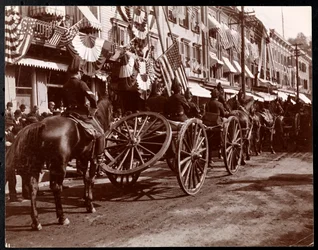 Artillerie tirée par des chevaux en parade à Dobbs Ferry, New York, 1898