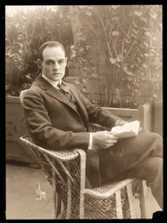 Howard Estabrook dans un jardin, 1915-16 (tirage à la gélatine argentique)