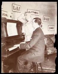 Kyrle Bellew et un ami au piano chez Bellew, 1908