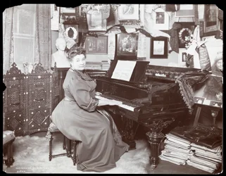 Madame Schumann Heink assise au piano, 1906