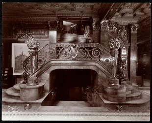 Escalier principal dans le hall de l