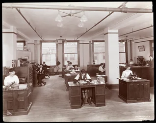 Hommes et femmes dans un bureau ouvert chez Parke, Davis et Co., chimistes, Hudson et Vestry Streets, New York, 1910