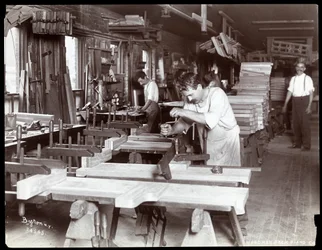 Hommes travaillant dans l