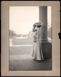 Mme Clarence Mackay et son enfant dans le portique de Harbor Hill, Long Island 1898-1910