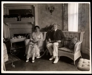 Portrait de M. et Mme Howard assis dans un salon de leur maison au 200 5th Avenue, New York, 1916