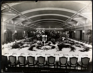 Table dressée pour un banquet à l