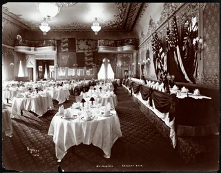 Tables dressées dans la salle de banquet de l