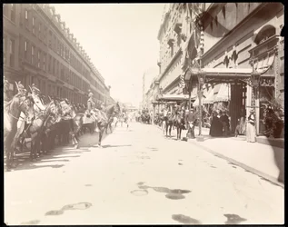 Le personnel du gouverneur attendant l