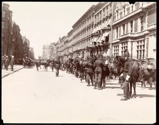 Le personnel du gouverneur attendant l