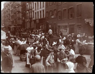 Vue de la foule et des colporteurs sur Hester Street, New York, 1899