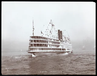 Vue du vapeur C.W. Morse, probablement sur le fleuve Hudson près de West Point lors de la visite du Prince Louis de Battenberg, 1905