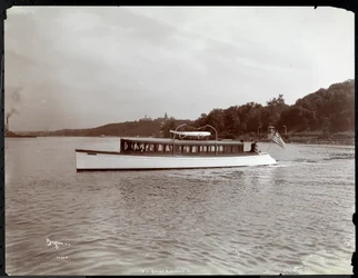 Vue du yacht Delicia du New York Yacht, Launch et Engine Co. sur la rivière Hudson près de Morris Heights, New York, 1903