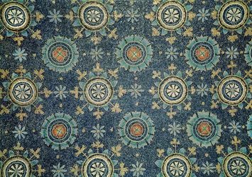 Détail de la décoration florale de la voûte en mosaïque