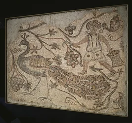 Panneau de mosaïque de sol : vendangeur avec paon, années 400